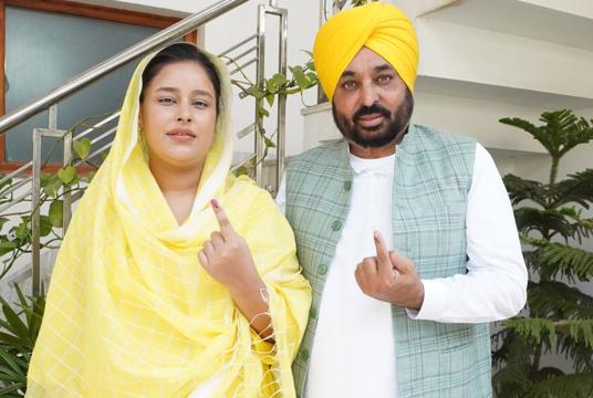 Punjab chief minister Bhagwant Mann with wife Dr Gurpreet Kaur showing their inked fingers after voting in Sangrur on Saturday morning. (HT Photo) Punjab chief minister Bhagwant Mann with wife Dr Gurpreet Kaur showing their inked fingers after voting in Sangrur on Saturday morning. (HT Photo)