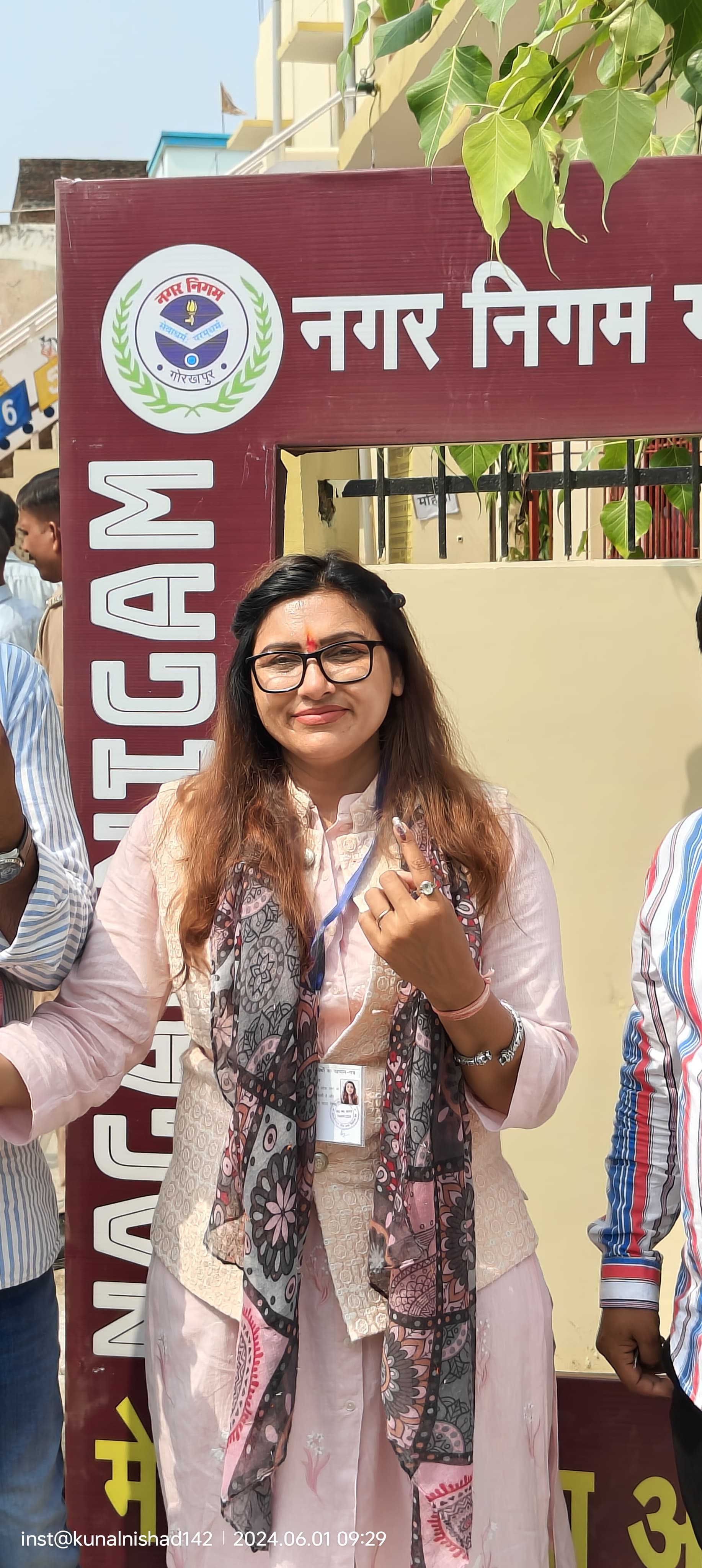 Samajwadi Party candidate Kajal Nishad casts her vote in Gorakhpur on Saturday.  (HT Photo)