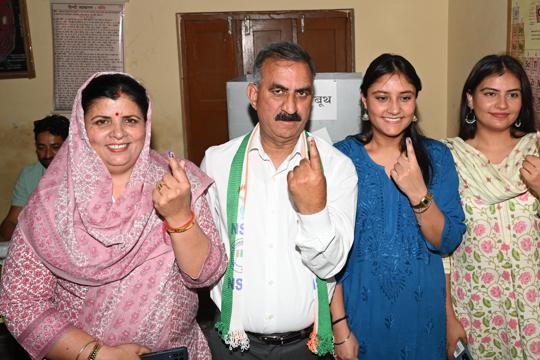 Chief minister Sukhvinder Singh Sukhu and his family members after casting their vote at Government High School, Bhawda, in the Nadaun assembly constituency on Saturday. (HT Photo) Chief minister Sukhvinder Singh Sukhu and his family members after casting their vote at Government High School, Bhawda, in the Nadaun assembly constituency on Saturday. (HT Photo)