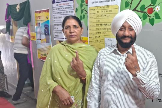Mohali Aam Aadmi Party MLA Kulwant Singh posing with his wife after they voted at Paragon School in Sector 71 of Mohali on Saturday morning. (HT Photo) Mohali Aam Aadmi Party MLA Kulwant Singh posing with his wife after they voted at Paragon School in Sector 71 of Mohali on Saturday morning. (HT Photo)