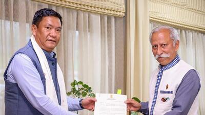 Arunachal Pradesh chief minister Pema Khandu submits his resignation to state governor Lieutenant Gen (Retd.) KT Parnaik at Raj Bhawan in Itanagar on Sunday. (ANI) Arunachal Pradesh chief minister Pema Khandu submits his resignation to state governor Lieutenant Gen (Retd.) KT Parnaik at Raj Bhawan in Itanagar on Sunday. (ANI)