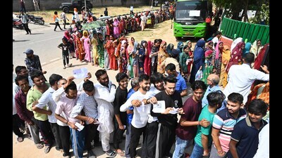 Colony voters showed up in large numbers as compared to their urban counterparts. (Keshav Singh/ HT) Colony voters showed up in large numbers as compared to their urban counterparts. (Keshav Singh/ HT)
