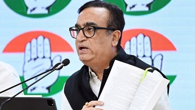 Congress leaders Ajay Maken objected to the counting agents not being allowed at the ARO table. (Hindustan Times)