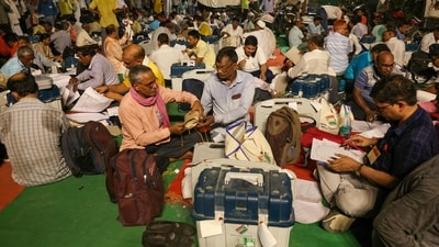 Polling officials gather to submit electronic voting machines (EVMs) and other polling materials at a collection centre in Varanasi on June 1, 2024, at the end of the seventh and final phase of voting in India's general election. India's Hindu-nationalist Prime Minister Narendra Modi looked set to win a third straight landslide election victory on June 1, at the close of a six-week general election bedevilled by searing heatwaves. (Photo by Niharika KULKARNI / AFP) (AFP) Polling officials gather to submit electronic voting machines (EVMs) and other polling materials at a collection centre in Varanasi on June 1, 2024, at the end of the seventh and final phase of voting in India's general election. India's Hindu-nationalist Prime Minister Narendra Modi looked set to win a third straight landslide election victory on June 1, at the close of a six-week general election bedevilled by searing heatwaves. (Photo by Niharika KULKARNI / AFP) (AFP)