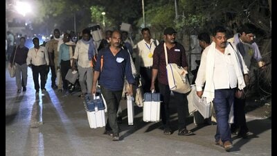 Polling officials arrives to submit EVMs and other election materials after the concluding phase of Lok Sabha elections. (PTI) Polling officials arrives to submit EVMs and other election materials after the concluding phase of Lok Sabha elections. (PTI)
