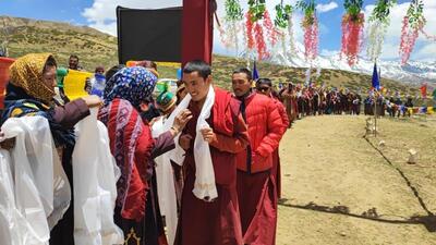 Voters being welcomed at the polling booth in Tashigang, Himachal. (Aqil Khan/HT) Voters being welcomed at the polling booth in Tashigang, Himachal. (Aqil Khan/HT)