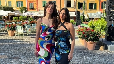 Shanaya Kapoor and Suhana Khan also gave a pose for the camera. Shanaya Kapoor and Suhana Khan also gave a pose for the camera.