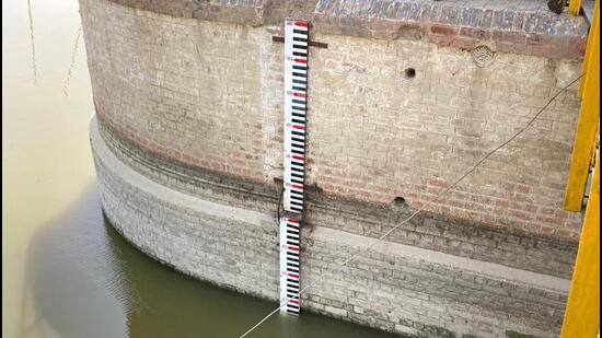 The water level at Yamuna has been below the usual availability over the last week of May in Delhi. (HT)