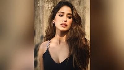With the help of make-up artist Tanvi Chemburkar, Janhvi got decked out in pink eyeshadow, mascaraed lashes, smudged eyeliner, kohled eyes, luminous highlighter, dewy base, rosy cheeks and a shade of glossy pink lipstick. (Instagram/@tanvichemburkar) With the help of make-up artist Tanvi Chemburkar, Janhvi got decked out in pink eyeshadow, mascaraed lashes, smudged eyeliner, kohled eyes, luminous highlighter, dewy base, rosy cheeks and a shade of glossy pink lipstick. (Instagram/@tanvichemburkar)
