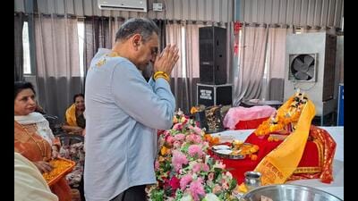 BJP candidate Sanjay Tandon offering prayers at Radha Madav Mandir in Sector 34, Chandigarh, on Tuesday. (HT Photo) BJP candidate Sanjay Tandon offering prayers at Radha Madav Mandir in Sector 34, Chandigarh, on Tuesday. (HT Photo)