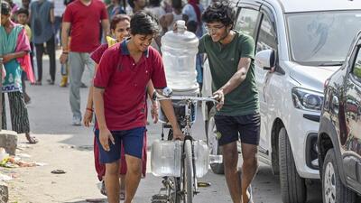 Boys load up canisters filled with water from a tanker in New Ashok Nagar. (Raj K Raj/HT Photo) Boys load up canisters filled with water from a tanker in New Ashok Nagar. (Raj K Raj/HT Photo)