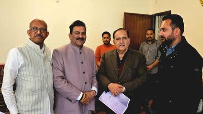 Himachal assembly speaker with the three independent MLAs. (HT) Himachal assembly speaker with the three independent MLAs. (HT)
