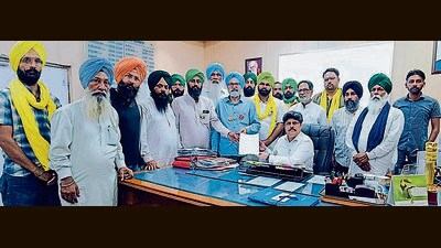 Members of the committee hand over a memorandum to ADC Amit Sareen in Ludhiana on Monday. (HT) Members of the committee hand over a memorandum to ADC Amit Sareen in Ludhiana on Monday. (HT)