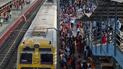 Rail commuters complained about overcrowding at Borivali and Kandivali stations and delays in trains of up to 30 minutes. HT Photo Rail commuters complained about overcrowding at Borivali and Kandivali stations and delays in trains of up to 30 minutes. HT Photo