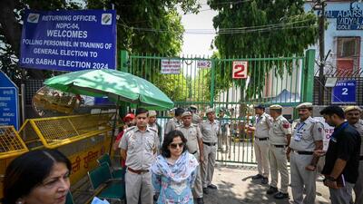 Police cordon at the Gole Market counting centre in the New Delhi Lok Sabha constituency. (Sanchit Khanna/HT Photo)