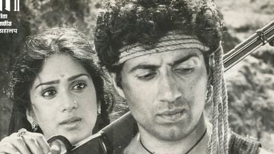 Meenakshi Seshadri worked with Sunny Deol in Dacait. Meenakshi Seshadri worked with Sunny Deol in Dacait.
