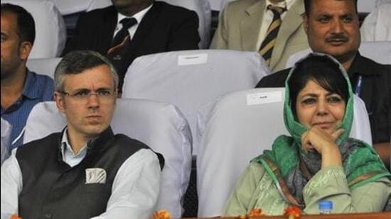 Former Jammu and Kashmir chief ministers Omar Abdullah and Mehbooba Mufti. (HT Fike)