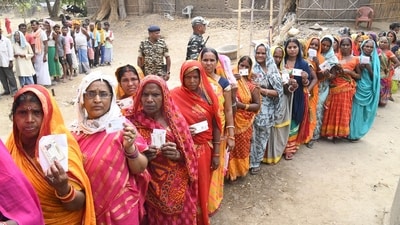Patna, Bihar, India -May .01, 2024: Voters standing in queue for casting votes at a polling booth during seventh and last phase of Lok Sabha election at Danapur Diyara in Patna, Bihar, India, Saturday,01, 2024. (Photo by Santosh Kumar/ Hindustan Times)