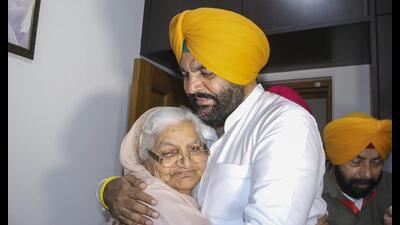 Gurjeet Singh Aujla of the Congress being greeted after his victory in Amritsar on Tuesday. (PTI) Gurjeet Singh Aujla of the Congress being greeted after his victory in Amritsar on Tuesday. (PTI)