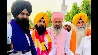 Independent candidate Sarabjeet Singh (second from left), who is the son of former Prime Minister Indira Gandhi’s assassin Beant Singh, took an early lead in the Faridkot Lok Sabha constituency on Tuesday. (HT file photo)