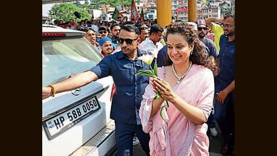 Kangana Ranaut thanking her supporters after winning the Mandi Lok Sabha seat on Tuesday. (Birbal Sharma/HT) Kangana Ranaut thanking her supporters after winning the Mandi Lok Sabha seat on Tuesday. (Birbal Sharma/HT)