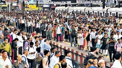 Mumbai, India – June 03, 2024: Commuter crowds at the Chhatrapati Shivaji Maharaj Terminus (CSMT) due to Mumbai local train services were delayed on the Central Line due to a technical issue, in Mumbai, India, on Monday, June 03, 2024. (Photo by Bhushan Koyande/HT Photo) Mumbai, India – June 03, 2024: Commuter crowds at the Chhatrapati Shivaji Maharaj Terminus (CSMT) due to Mumbai local train services were delayed on the Central Line due to a technical issue, in Mumbai, India, on Monday, June 03, 2024. (Photo by Bhushan Koyande/HT Photo)