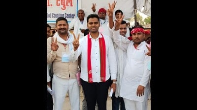 Pushpendra Saroj flashing the victory sign after his win in Kaushambi on Tuesday. (HT Photo)