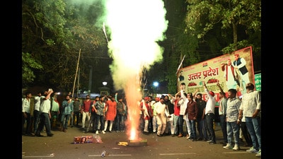 Samajwadi Party workers bursting firecrackers outside the party office in Lucknow (Deepak Gupta/Hindustan Times) Samajwadi Party workers bursting firecrackers outside the party office in Lucknow (Deepak Gupta/Hindustan Times)