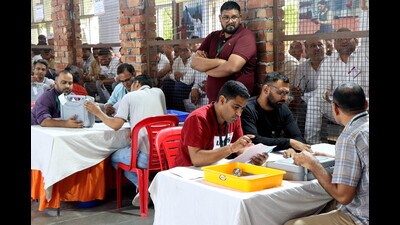 Some resounding wins, a few close shaves; and see-saw battles. This was the story in Haryana where the ruling Bharatiya Janata Party (BJP) and its principal rival, the Congress on Tuesday shared the spoils, bagging five Lok Sabha seats each in Haryana as the election results indicated a revival for the faction-ridden Congress in the state. (Manoj Dhaka/HT)