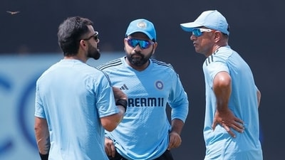 Virat Kohli (L), Rohit Sharma (C) and Rahul Dravid having a chat (Getty) Virat Kohli (L), Rohit Sharma (C) and Rahul Dravid having a chat (Getty)