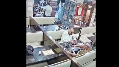 Snapshot of the thief picking the phone. (X/@abesalleteritho) Snapshot of the thief picking the phone. (X/@abesalleteritho)