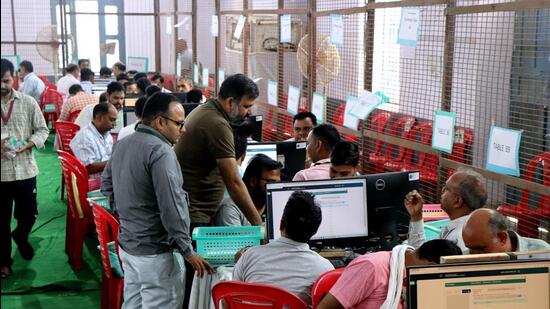 Counting underway in Rohtak on Tuesday. Congress leader Deepender Singh Hooda was ahead of BJP’s sitting MP Arvind Sharma in the Rohtak constituency. (Manoj Dhaka/HT)