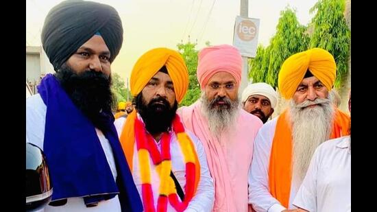 Independent candidate Sarabjeet Singh (second from left), who is the son of former Prime Minister Indira Gandhi’s assassin Beant Singh, took an early lead in the Faridkot Lok Sabha constituency on Tuesday. (HT file photo)