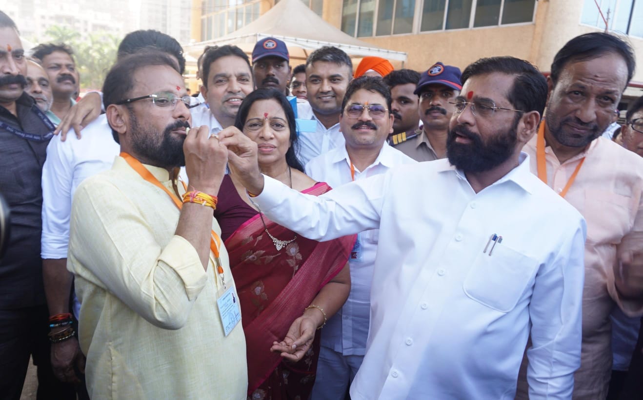 Maha CM Eknath Shinde gives sweets to Sena's Naresh Mhaske as he inches closer to winning Thane seat (Praful Gangurde/Hindustan Times) Maha CM Eknath Shinde gives sweets to Sena's Naresh Mhaske as he inches closer to winning Thane seat (Praful Gangurde/Hindustan Times)