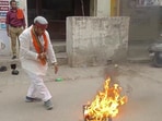 Lok Sabha Election Results 2024: Govind Parashar is setting TV on fire after smashing it. Lok Sabha Election Results 2024: Govind Parashar is setting TV on fire after smashing it.