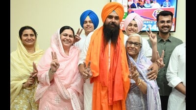 AAP’s Malvinder Kang celebrating his win with his family. (Sanjeev Sharma/HT) AAP’s Malvinder Kang celebrating his win with his family. (Sanjeev Sharma/HT)