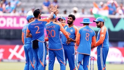 India's Jasprit Bumrah and teammates celebrate the dismissal of Ireland' Harry Tector (ICC- X)