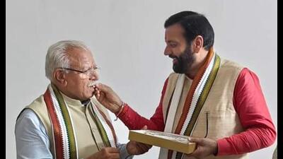 As per final figures, 7,37,282 votes were polled in favour of Manohar Lal Khattar, followed by 5,04,437 for Divyanshu Budhiraja, while BSP’s Inder Singh also gained 32,410 votes to stand third. (HT File) As per final figures, 7,37,282 votes were polled in favour of Manohar Lal Khattar, followed by 5,04,437 for Divyanshu Budhiraja, while BSP’s Inder Singh also gained 32,410 votes to stand third. (HT File)