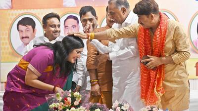BJP candidate from New Delhi constituency Bansuri Swaraj (left) and the party’s North East Delhi pick Manoj Tiwari (right) at a press conference on Wednesday. (Sanjeev Verma/HT photo) BJP candidate from New Delhi constituency Bansuri Swaraj (left) and the party’s North East Delhi pick Manoj Tiwari (right) at a press conference on Wednesday. (Sanjeev Verma/HT photo)