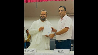Congress’ Varun Chaudhary receiving his victory certificate in Ambala on Tuesday. (HT Photo) Congress’ Varun Chaudhary receiving his victory certificate in Ambala on Tuesday. (HT Photo)