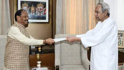 Outgoing Odisha chief minister Naveen Patnaik hands over his resignation to Governor Raghubar Das on Wednesday. (HT Photo) Outgoing Odisha chief minister Naveen Patnaik hands over his resignation to Governor Raghubar Das on Wednesday. (HT Photo)