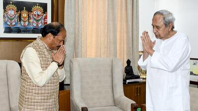 Outgoing Odisha chief minister Naveen Patnaik with governor Raghubar Das at Raj Bhavan in Bhubaneswar on Wednesday. (ANI) Outgoing Odisha chief minister Naveen Patnaik with governor Raghubar Das at Raj Bhavan in Bhubaneswar on Wednesday. (ANI)