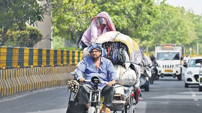 People cover their heads to stave off the heat on Wednesday. The Met department has predicted isolated thunderstorms and drizzle in Delhi and NCR for Thursday. (Sunil Ghosh/HT photo) People cover their heads to stave off the heat on Wednesday. The Met department has predicted isolated thunderstorms and drizzle in Delhi and NCR for Thursday. (Sunil Ghosh/HT photo)
