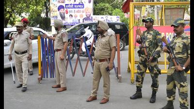 Security personnel keep vigil in Ghee Mandi of Amritsar on Wednesday. (Sameer Sehgal /HT) Security personnel keep vigil in Ghee Mandi of Amritsar on Wednesday. (Sameer Sehgal /HT)