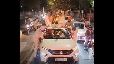 The unannounced roadshow, joined by around 2,000 supporters, started at 8 pm in Chandigarh and included over 500 vehicles. (HT Photo) The unannounced roadshow, joined by around 2,000 supporters, started at 8 pm in Chandigarh and included over 500 vehicles. (HT Photo)