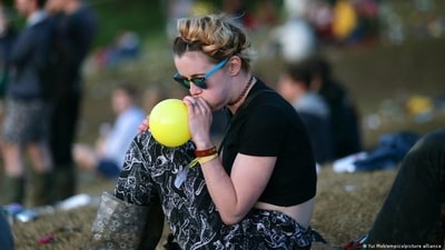 Some people suck laughing gas out of balloons, others use canisters bought in grocery stores. (Yui Mok/empics/picture alliance ) Some people suck laughing gas out of balloons, others use canisters bought in grocery stores. (Yui Mok/empics/picture alliance )