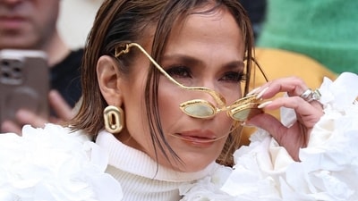 Jennifer Lopez flaunts her gold Schiaparelli sunglasses (Instagram) Jennifer Lopez flaunts her gold Schiaparelli sunglasses (Instagram)
