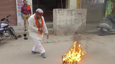 Lok Sabha Election Results 2024: Govind Parashar is setting TV on fire after smashing it. (HT Photo) Lok Sabha Election Results 2024: Govind Parashar is setting TV on fire after smashing it. (HT Photo)