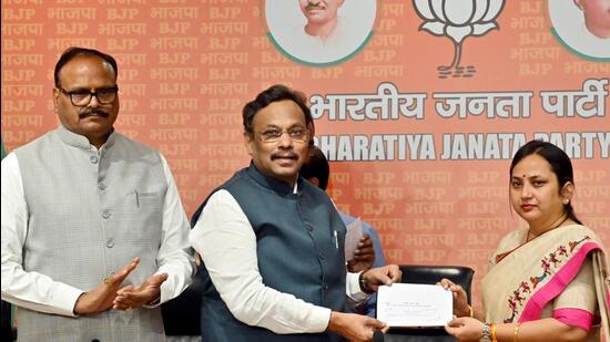 BJP general secretary Vinod Tawde and Uttar Pradesh deputy chief minister Brajesh Pathak welcome former BSP MP Sangeeta Azad into the Bharatiya Janata Party (BJP) in New Delhi on March 18. (ANI)