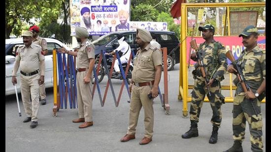 Security personnel keep vigil in Ghee Mandi of Amritsar on Wednesday. (Sameer Sehgal /HT)